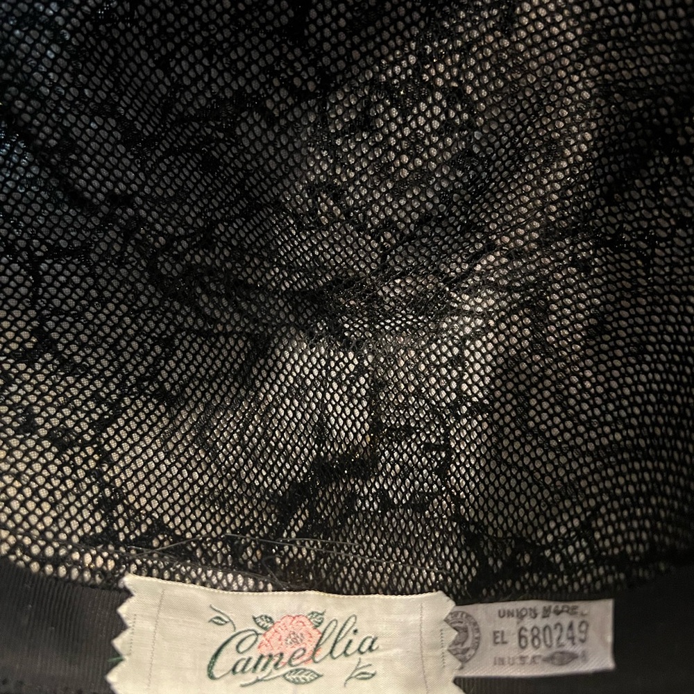 Gorgeous vintage Camellia hat- black, with gold and white! - Picture 3 of 6